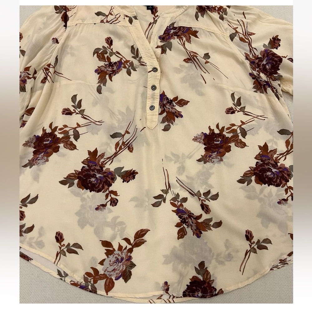 Torrid Blouse Pullover Challis Floral Tan Roll Tab Sleeve Sz 1 - Picture 4 of 9